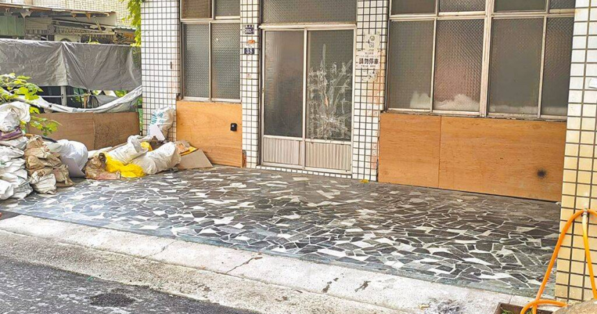 台中大雅區23日傳出命案，張姓男子涉嫌將陳姓前妻丟棄在某住宅騎樓，警消人員到場時，陳女已明顯死亡。（圖／中國時報李京昇攝）