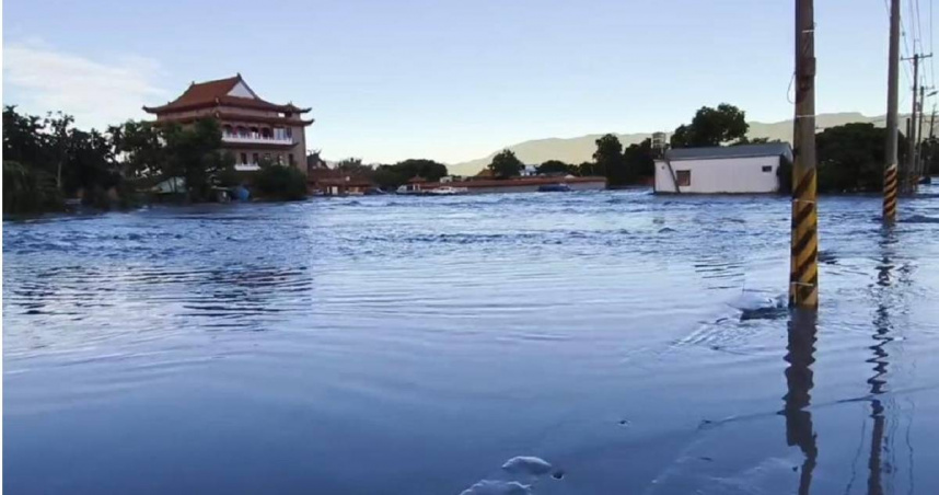 馬太鞍溪旁的佛祖街，因溪水持續湧進街道，增添救援難度。（圖／民眾提供／中國時報記者羅亦晽花蓮傳真）