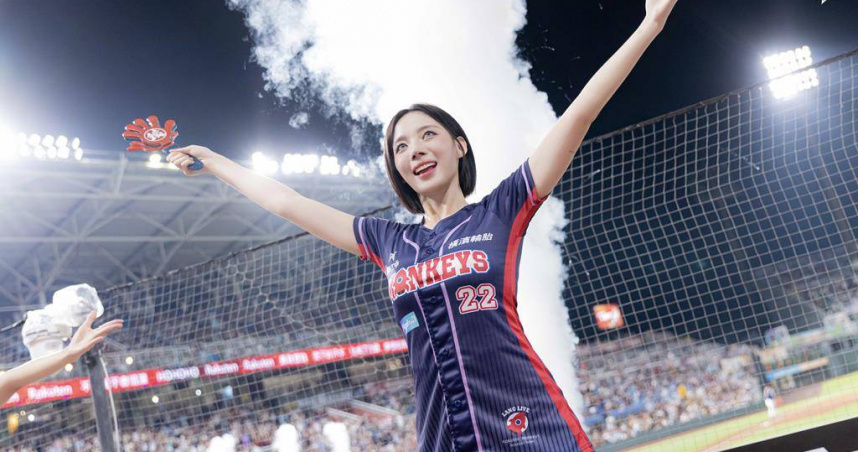 河智媛賽後演出。（圖／樂天桃猿提供）