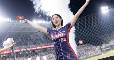 河智媛賽後演出。（圖／樂天桃猿提供）