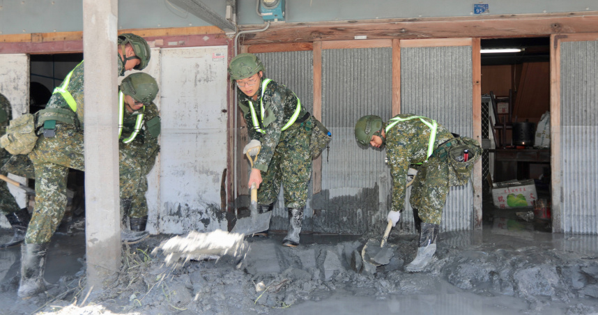 國軍進駐光復鄉協助災民。（圖／黃耀徵攝）