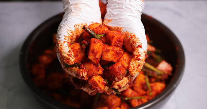 南韓群山一名男子涉嫌殺害女友後，將遺體藏於泡菜冰箱近一年未被發現。（示意圖／Pixabay）