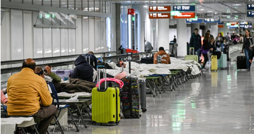 許多旅客被迫在機場度過難熬的1夜。（圖／達志／美聯社）