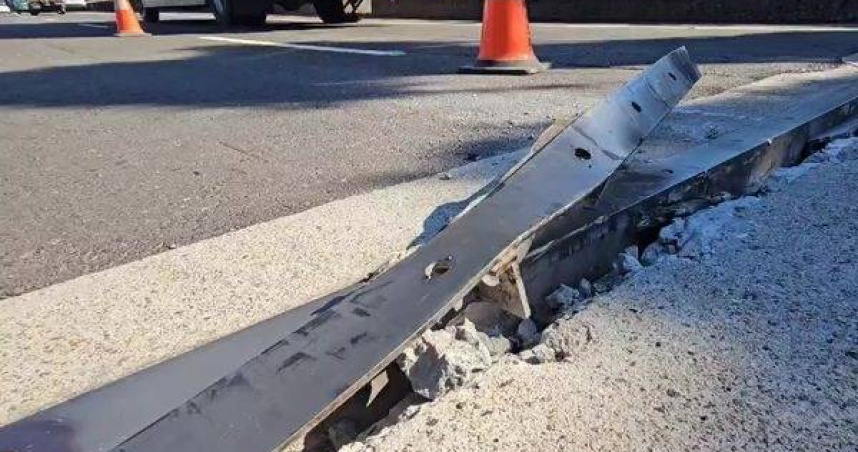 伸縮縫凸起害30車爆胎。（圖 ／翻攝畫面）