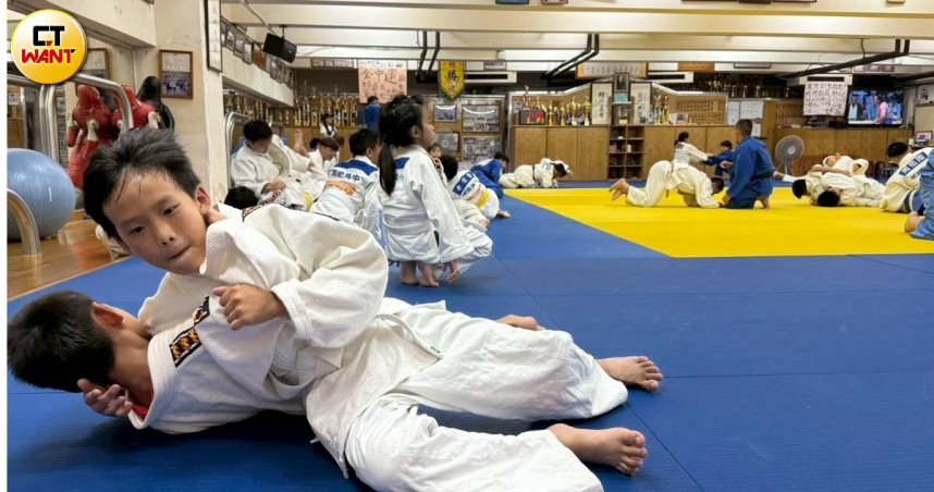 明德高中柔道隊不僅有在校隊員，他校學生也會到此訓練，年齡層從國小橫跨到社會人士。（圖／沈建邦攝）