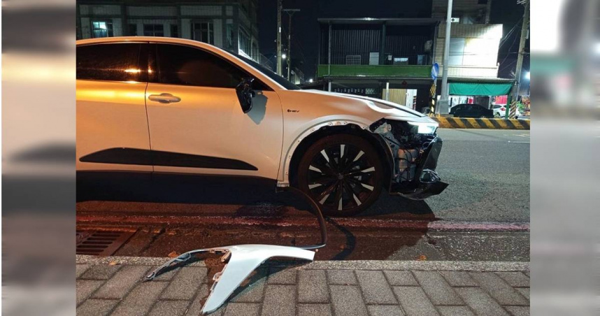 38歲李男開車酒駕，不慎與騎腳踏車的39歲彭男、37歲劉女發生碰撞，造成2人頭部、手部及腳部擦挫傷送醫，無生命危險，李男酒測值超標，警方依法送辦。（圖／翻攝畫面）