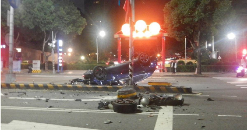 湯女20日凌晨2時許酒後駕駛瑪莎拉蒂自撞，導致車輛全毀，她則被依法送辦。（圖／翻攝畫面）