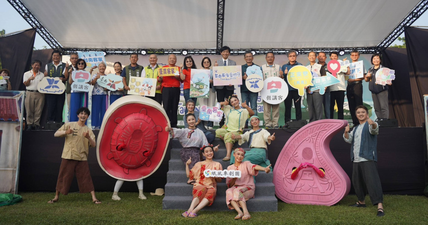 大合照，臺南市副市長葉澤山（右九）和客家委員會藝文傳播處長廖美玲（右十）。（圖片提供／臺南市政府）