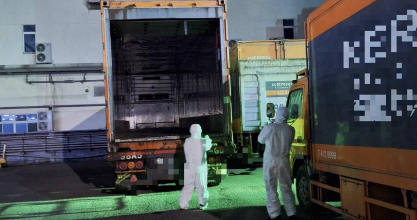 高雄市衛生局23日接獲彰化縣衛生局通報，疑似受感染豬肉已運抵高雄某肉品業者，隨即派員稽查。（圖／翻攝畫面）