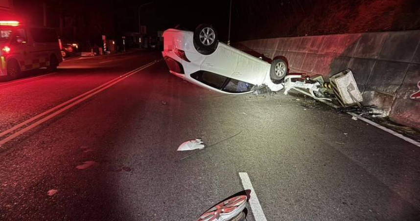 澎湖凌晨白色小客車撞毀路旁設施，2人血跡斑斑自救。（圖 ／翻攝畫面）