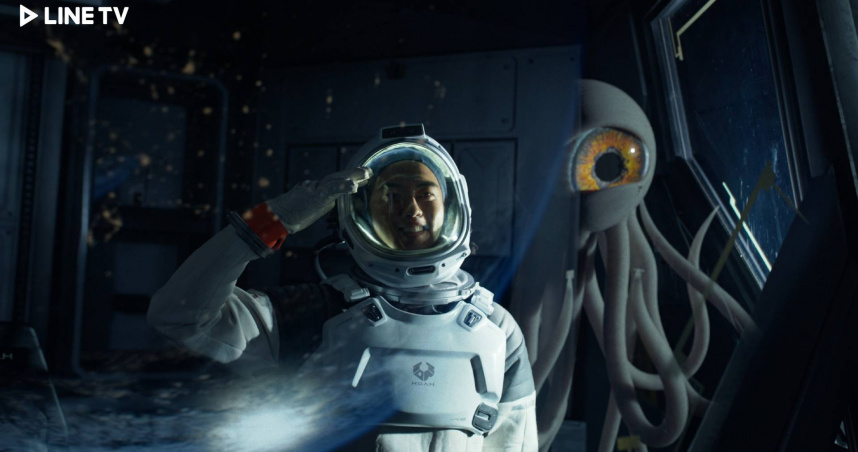 《星際救援》漂流在宇宙的傅孟柏與外星生物「小白」相遇。（圖／LINE TV提供）