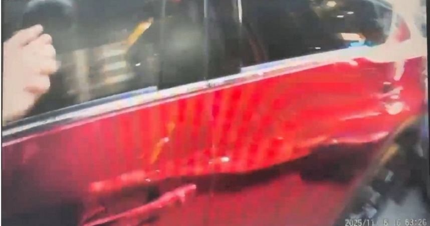 警方日前追查妨害風化案件，誤將無辜女子攔下調查。（圖／翻攝畫面）