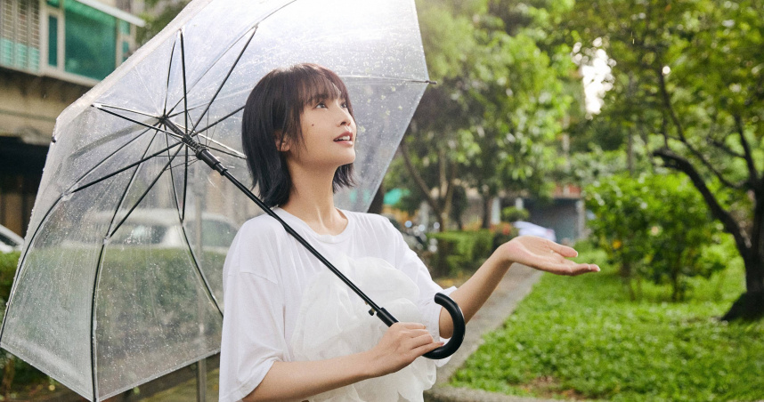 楊丞琳推出新單曲〈坐上慢車吹自由的風〉。（圖／索尼音樂提供）