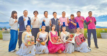 台中市新社花海暨台中國際花毯節倒數計時，觀旅局旅遊行銷科長巫宗霖（第二排右五）21日表示，希望經濟效益可突破去年5000萬元成績，達到6000萬元。（圖／中國時報温予菱攝）