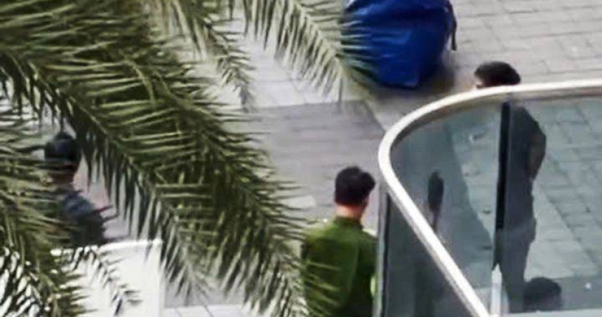 越南胡志明市中心一處公寓大樓傳出棄屍命案，有兩名可疑男子提著發臭的行李，被居民和保全關切秒棄包逃跑，結果行李裡面竟是一具腐爛男屍，全案仍在調查中。（圖／翻攝自《VN Express》）