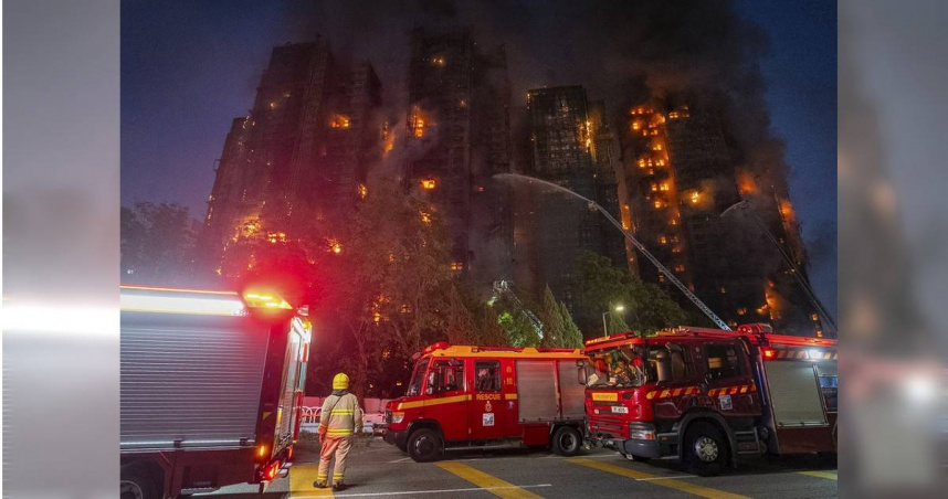 香港大埔宏福苑今天（26日）下午發生嚴重火警，目前已升至五級，造成至少13人死亡，包括1名消防員。（圖／達志／美聯社）