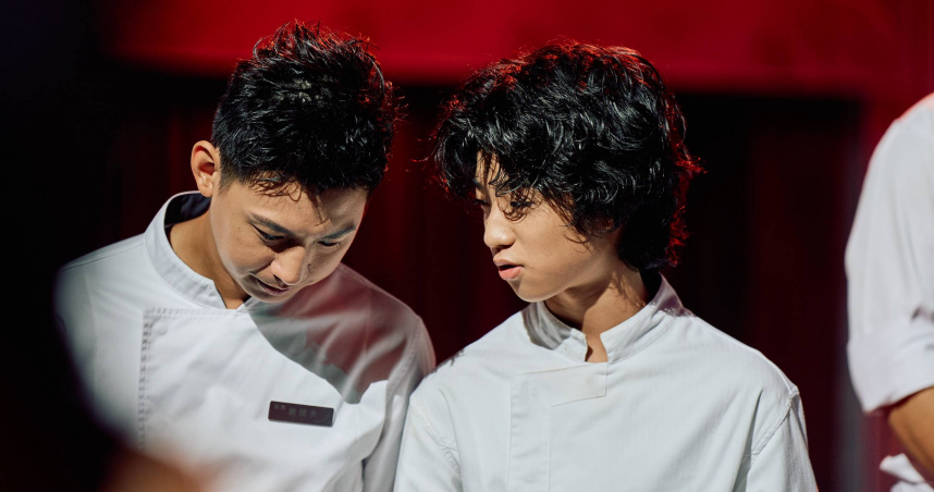 白潤音（右起）雖遭主廚施捷夫嚴厲指責，仍出面貼心替對方緩頰。（圖／華視提供）