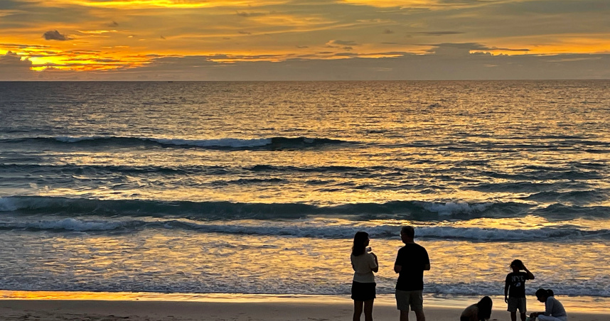 澳洲昆士蘭州莫法特海灘觀景台發生墜崖意外，一名17歲少女拍照時不慎跌落約30公尺高懸崖身亡。（示意圖／達志／美聯社）
