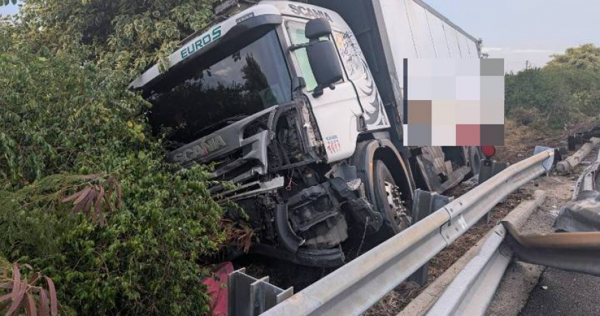 25歲男駕聯結車疑恍神自撞「衝出護欄」　國1彰化段回堵10公里