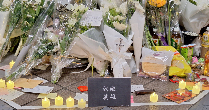 針對1219事件余先生見義勇為挺身制止的行為，台北捷運公司25日於台北車站B1層通往M7出口通道上，設置暫時性悼念牆。（圖／台北捷運公司）