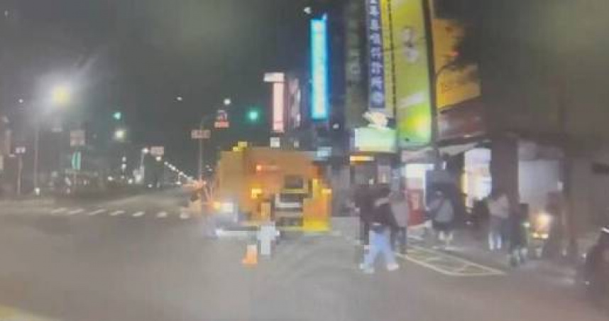 熱心指揮倒垃圾卻遭輾斃68歲保全枉死街頭。（圖 ／翻攝畫面）