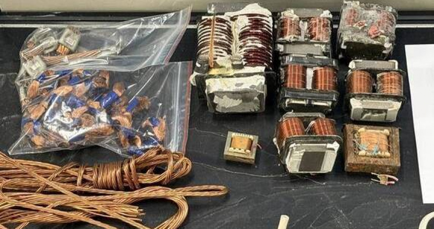 高屏電纜線竊盜集團落網查獲裸銅線、電纜線、變壓線圈、光電板及電表等大量贓物。（圖 ／翻攝畫面）