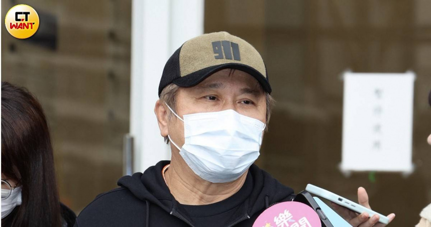 胡瓜與妻子丁柔安下午一起現身曹西平靈堂，向老友作最後道別。（圖／侯世駿攝）