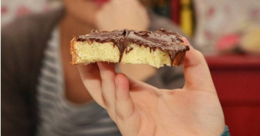 許多人在下午3點左右出現強烈想吃甜食、精神渙散與情緒煩躁的情況。（示意圖／翻攝pixabay）