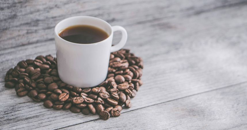 韋恩提醒，喝咖啡會降低鐵、鋅、鈣與維生素B群的吸收率。（示意圖／unsplash）