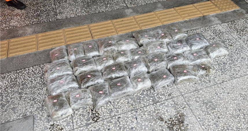 萬里海邊27日上午發現裝有大量毒品的麻布袋，市價超過2000萬元。（圖／翻攝畫面）