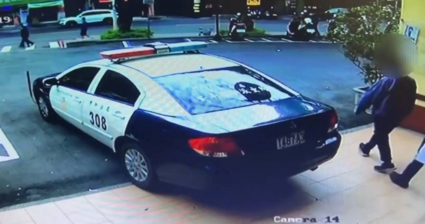 溫姓男子近日在快速道路上遭丟包，慘被4台車輾死，丟包他的林姓司機交保金則提高到25萬元。（圖／翻攝畫面）