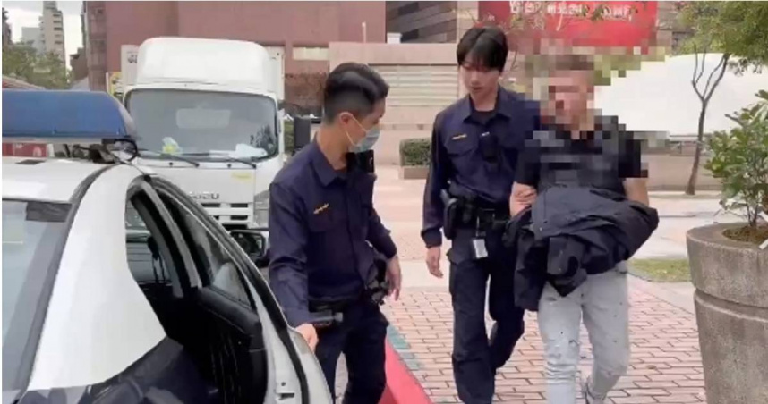 北市一名李姓男子4日搶走身障人士刮刮樂，其去年曾在高雄捷運惡作劇按響緊急求助鈴表示車站內有炸彈客。（圖／翻攝畫面）