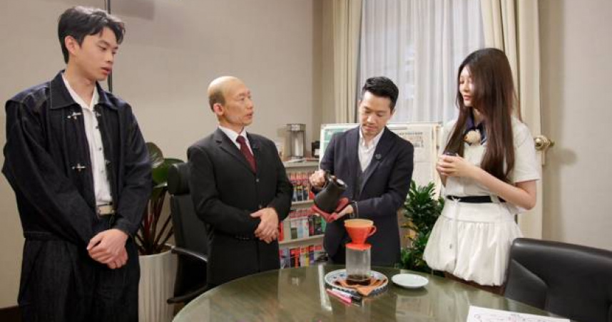 郭子乾化身「韓國魚」，跟何志偉喝咖啡。（圖／鄉民大學問）