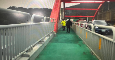 男子9日上午跨坐在關渡橋欄杆上並墜落，被救起時已無生命跡象，目前仍在淡水馬偕醫院救治中。（圖／翻攝畫面）