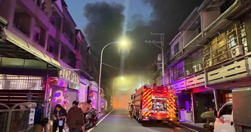 台南市永康區二王路一處民宅今天（11日）晚間發生嚴重火警。（圖／翻攝自臉書，永康分局）