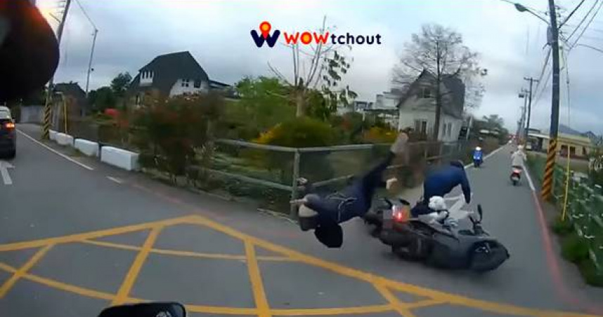 花蓮機車對撞瞬間曝光，人摔車飛還掉進溝圳畫面超驚悚。(圖∕翻攝畫面)