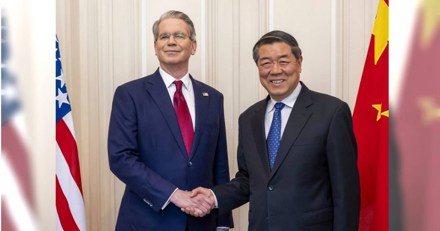 美國財政部長貝森特（左）與中國國務院副總理何立峰（右）。（圖／達志／美聯社）