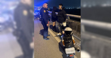 許姓男子23日凌晨拒檢狂飆，還無照騎上台64線，被警方開出近10萬元罰單。（圖／翻攝畫面）