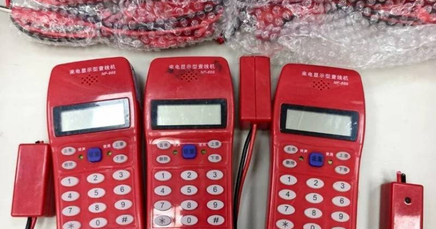 張姓男子在新竹市10多間社區大樓機房使用「來電顯示器測試電話」，可檢視住戶的市話號碼，甚至可攔截LINE傳送的驗證碼。（圖／林慶祥翻攝）