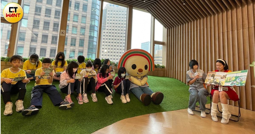 統一超31日安排OPEN姊姊朗讀繪本，陪伴深坑國小與唐氏症基金會約20位孩子沉浸在動物世界中，趣味引導孩子認識在地淺山生態與生物多樣性。（圖／李蕙璇攝）