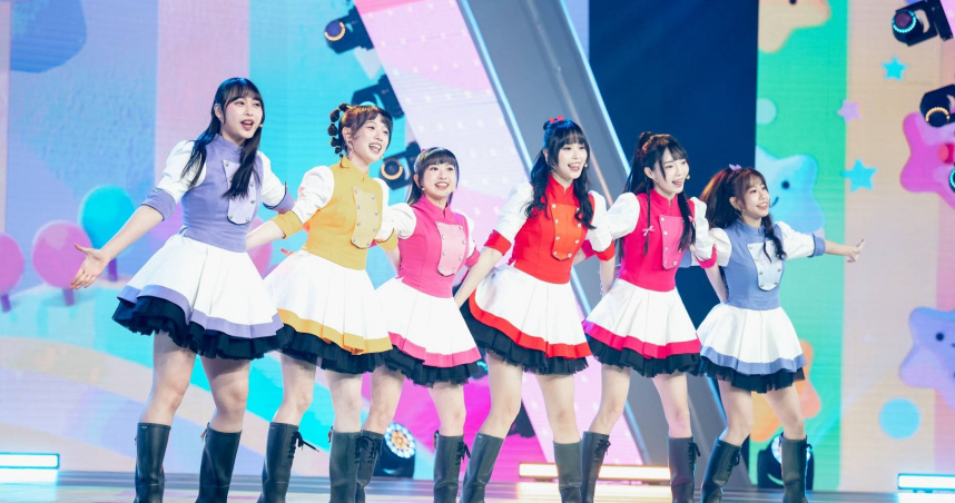 蔓越莓姐姐、百香果姐姐、櫻桃姐姐、葡萄姐姐、天竺鼠姐姐及番茄姐姐，帶來經典兒歌〈捏泥巴〉與〈卡加布列島〉組曲。（圖／緯來提供）