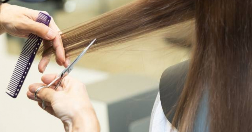 有網友到髮廊弄頭髮，不僅被設計師當免費模特，還遭嫌棄素顏。（示意圖／photoAC）