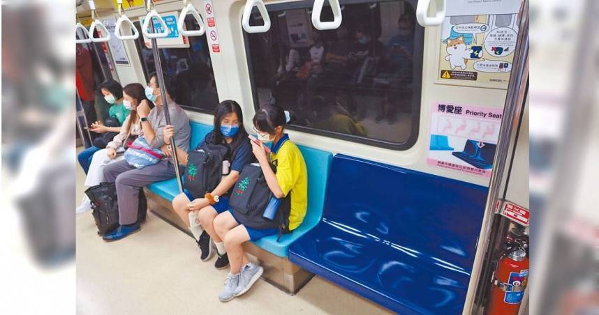 台灣網友熱議捷運上的「讓座默契」，不少人坦言讓座後都會默默離開現場。（示意圖，與當事人無關／報系資料照）
