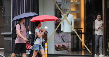 颱風來襲期間，是否仍應要求服務業員工冒風雨上班，引發社會兩派不同看法。（示意圖／劉耿豪攝）