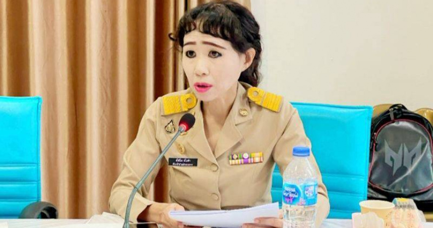 泰國一名女公務員因出席預算會議時的亮眼妝容意外爆紅，一張照片吸引逾2.3萬人按讚，引發網友熱議。（圖／翻攝自臉書，เทศบาลตำบลปะแต อำเภอยะหา）
