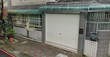 建商女友賣掉北市大安區房子幫忙還債，為新店中央新村這棟房子背貸款還被恐嚇趕人。（圖／翻攝Google Maps）