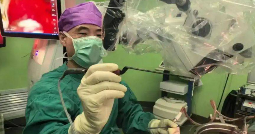 醫師成功從患者顱內取出1條約5公分長的活體寄生蟲。（圖／翻攝自羊城晚報）
