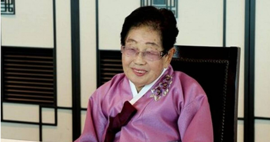 南韓保險公司「韓華財產保險」（Hanwha General Insurance）100歲資深女保險業務員金淑子（音譯，김숙자）。（圖／翻攝自臉書／韓聯社）