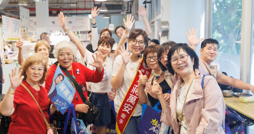 石舫亘上午赴成功市場拜票，並與民眾合影。（圖／蔣萬安競辦提供）