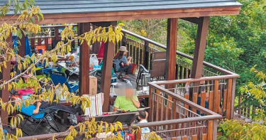 阿里山人潮爆滿 觀景台秒變露營場